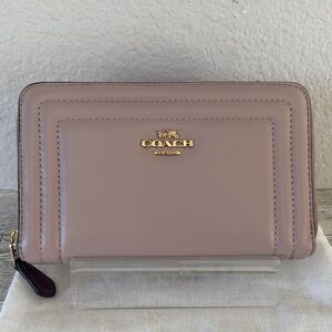 Coach Medium ID Zip Wallet in Colorblock with Border Quilting NWOT